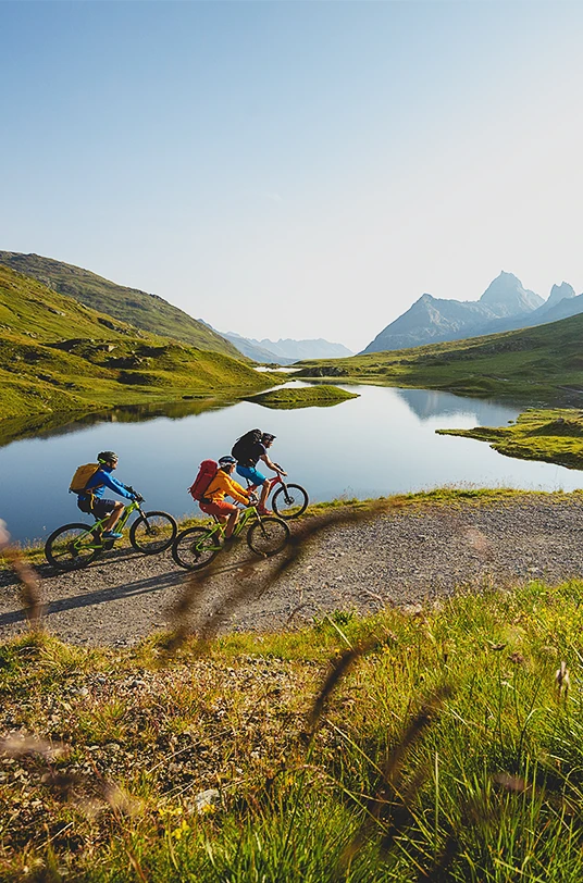 Fahrradfahrer am See in den Bergen