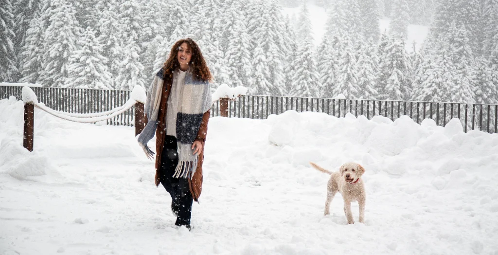 Frau und Hund im Schnee
