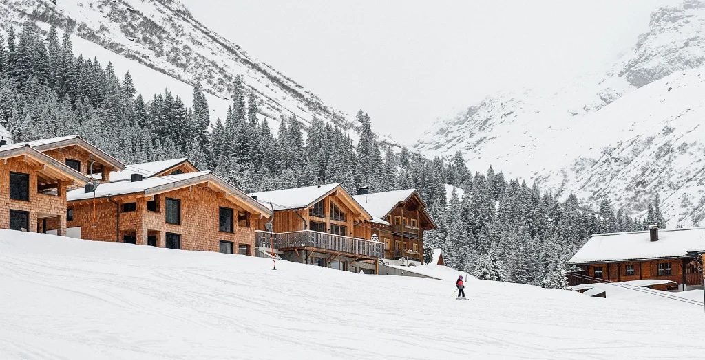 Schneebedeckte Hütten in den Bergen