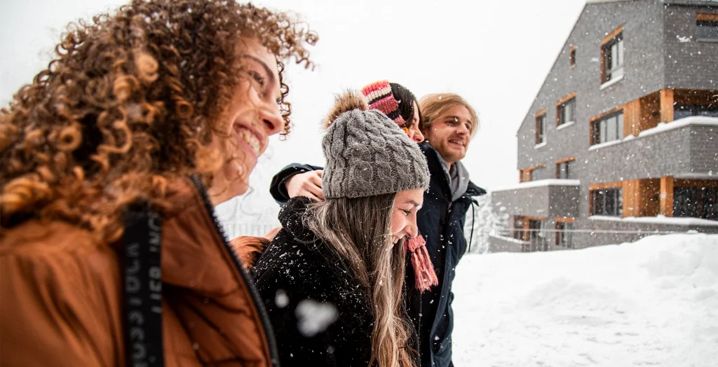 Freunde genießen den Schneefall zusammen.