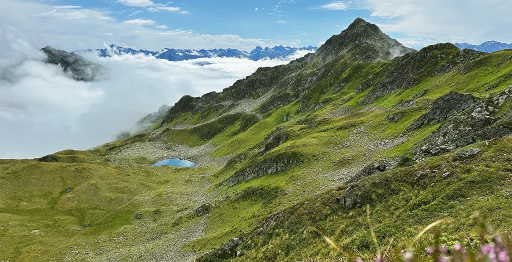 Berglandschaft mit Wolken und See
