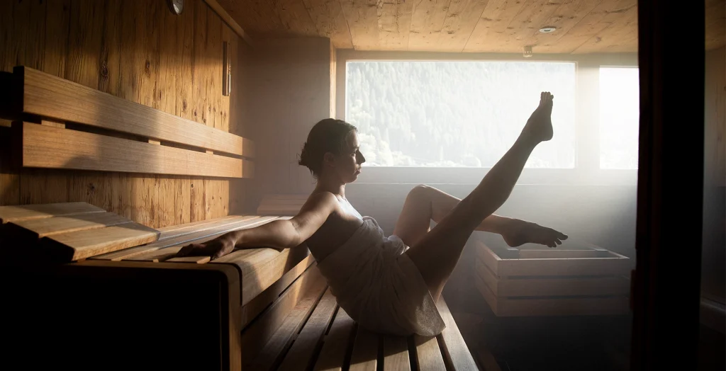 Frau entspannt in einer Sauna.