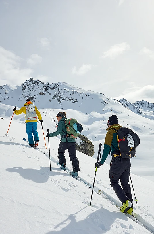 Drei Skitourengeher im Schnee