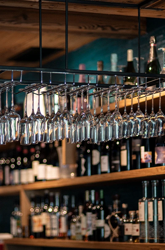 Hängende Gläser in einer Bar