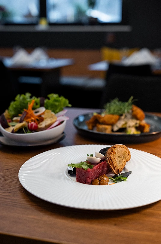 Elegantes Gericht mit Brot und Salat