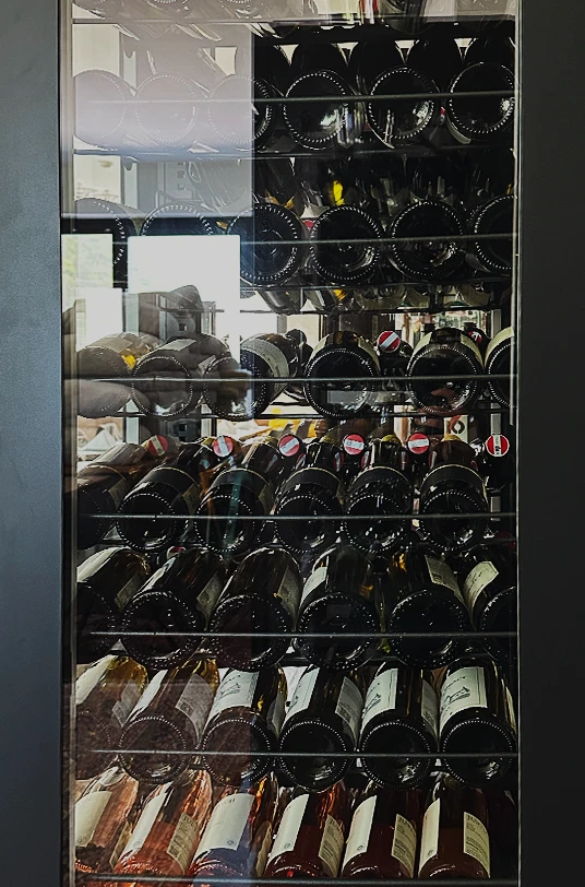 Weinflaschen in einem Weinschrank