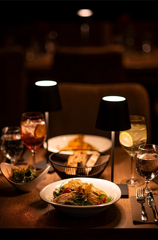 Elegantes Abendessen mit stimmungsvollem Licht