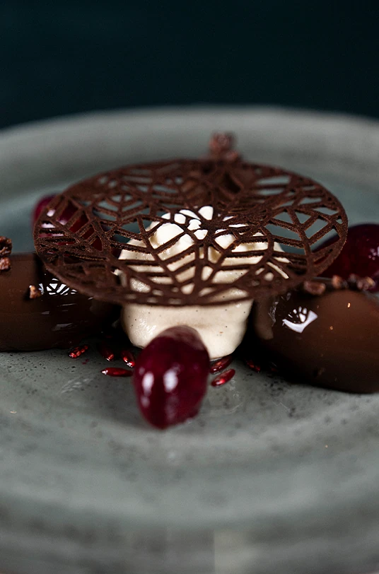 Schokoladendessert mit Fruchtgarnitur