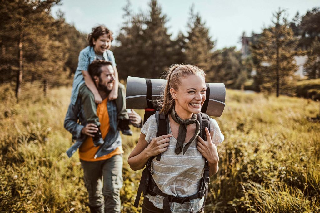 Familie beim Wandern in der Natur