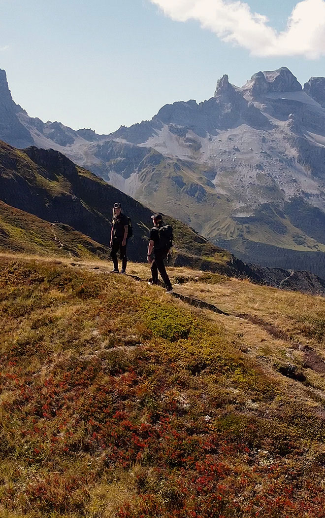 Wanderer in den Bergen unterwegs.