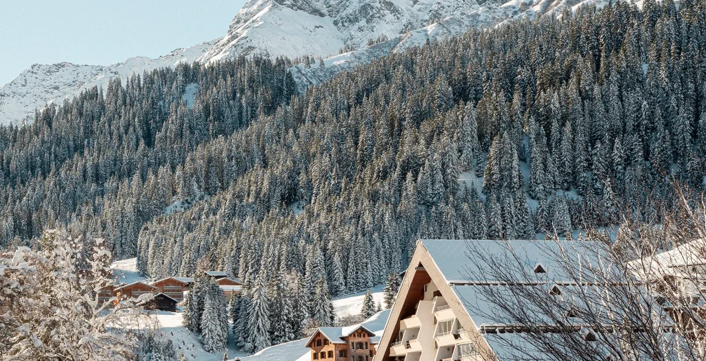 Schneebedeckte Berge und Hütten