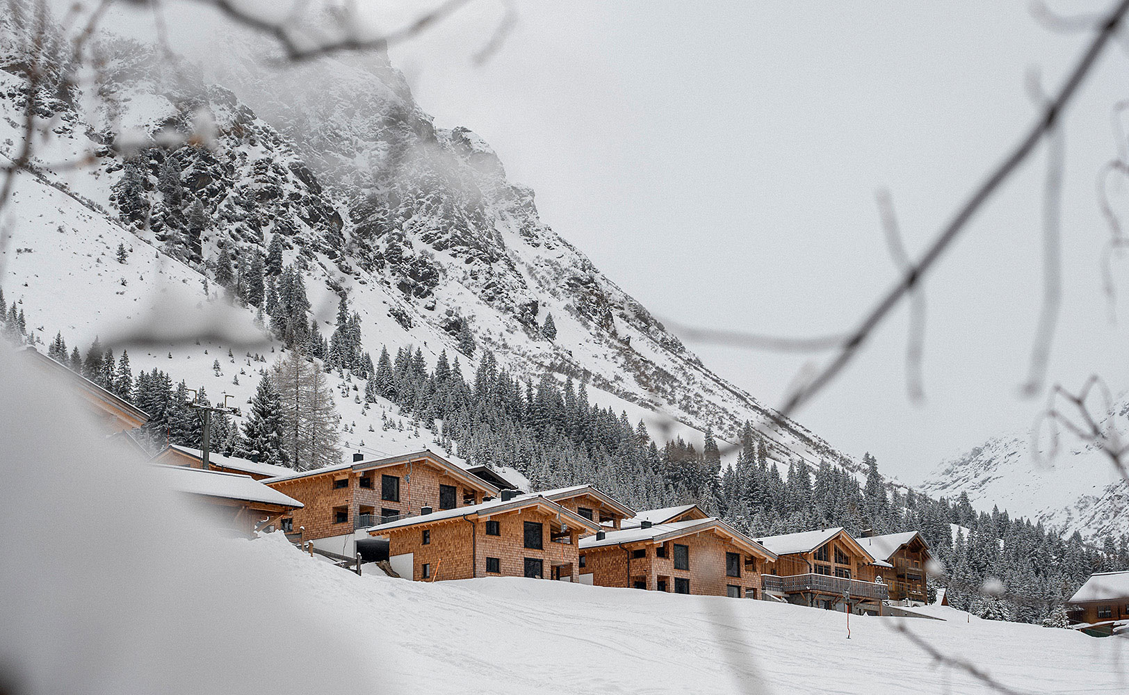 Schneebedeckte Alm-Lodges in den Bergen von Gargellen, Montafon
