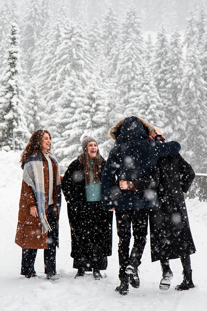 Freunde im Schnee, fröhliche Stimmung.