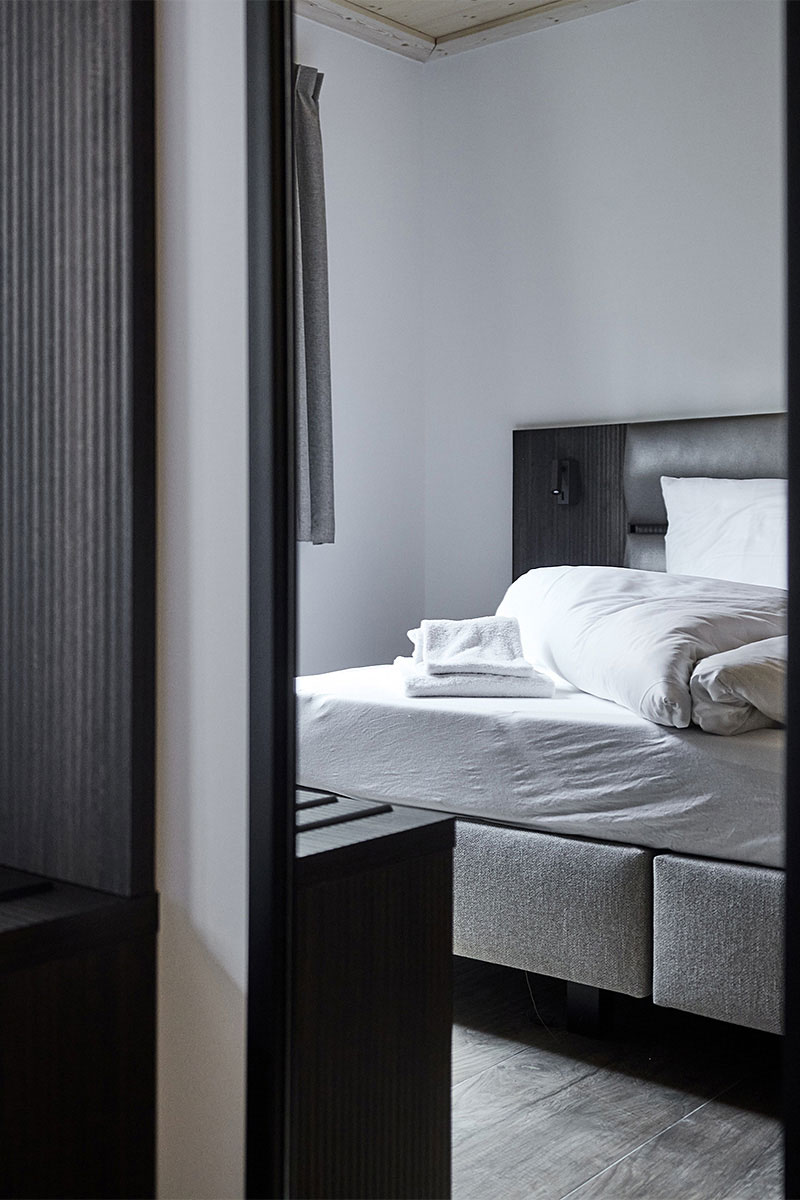 Helles, modernes Schlafzimmer mit Bett.